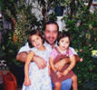 Padre Khalil con 2 ni�os del hogar